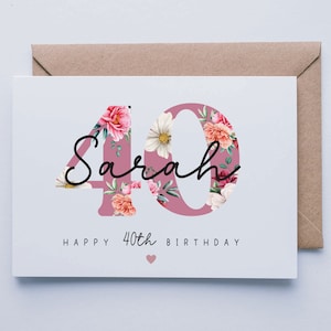 Puede incluir: Una tarjeta blanca con un dise&ntilde;o floral rosa con el n&uacute;mero 40 y el nombre Sarah. El texto "Happy 40th Birthday" est&aacute; impreso debajo del dise&ntilde;o floral.
