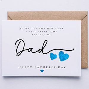 K&ouml;nnte beinhalten: Eine wei&szlig;e Karte mit blauen Herzen und schwarzer Schrift, die "NO MATTER HOW OLD I GET I WILL NEVER STOP NEEDING MY Dad HAPPY FATHER'S DAY" lautet.