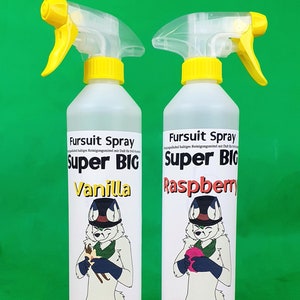 Könnte beinhalten: Zwei transparente Sprühflaschen aus Kunststoff mit gelben Verschlüssen und Etiketten. Die Etiketten zeigen "Fursuit Spray Super Big" mit einem Comic-Tier, das eine Vanilleschote und eine Himbeere hält. Die linke Flasche zeigt "Vanille" und die rechte Flasche zeigt "Himbeere".