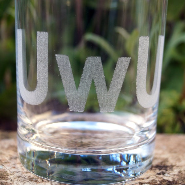 Lasergraviertes Trinkglas mit "UwU" Smiley-Motiv