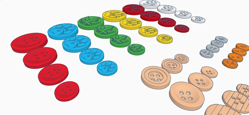 Puede incluir: Una colecci&oacute;n de botones coloridos de varios tama&ntilde;os y dise&ntilde;os. Los botones son rojos, azules, verdes, amarillos, blancos y naranjas. Algunos tienen huellas de patas, patrones de hojas o agujeros simples. Hechos de madera y pl&aacute;stico.