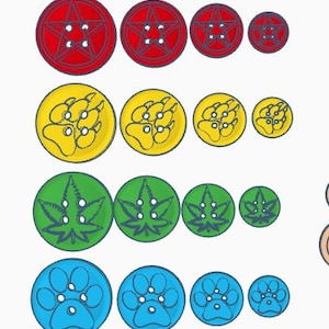 Puede incluir: Una colecci&oacute;n de botones decorativos en varios tama&ntilde;os y dise&ntilde;os. Los botones presentan una cruz, una estrella de cinco puntas, huellas de patas, una hoja de cannabis y un coraz&oacute;n. La paleta de colores incluye blanco, rojo, amarillo, verde y azul.