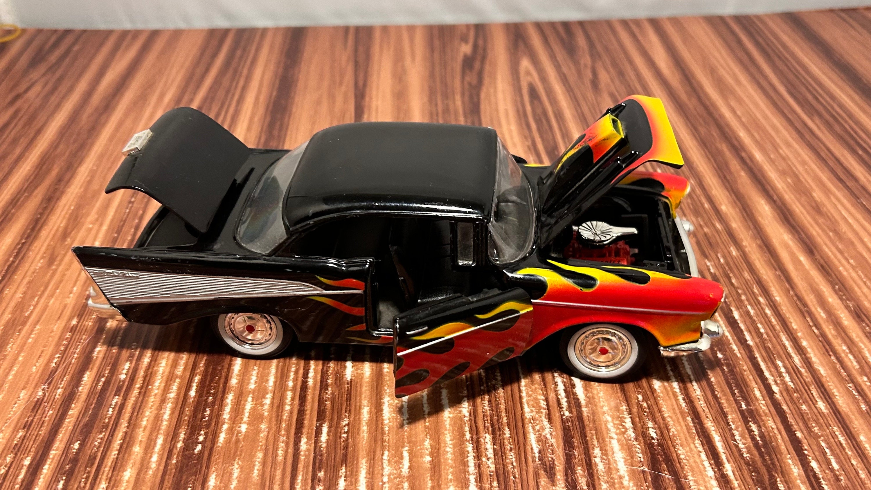 1957 Chevrolet Bel Air Hot Rod Black & Flames No. 68030/1 Scale 1