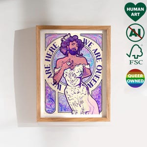 Puede incluir: Impresión artística enmarcada que presenta una ilustración estilizada de una persona con un vestido con el texto "WE ARE QUEER" en un diseño circular. La obra de arte tiene una estética vintage con una paleta de colores púrpura, rosa y crema. El marco es de madera clara.