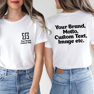 K&ouml;nnte beinhalten: Zwei wei&szlig;e T-Shirts, eines mit einem schwarzen Logo, auf dem "Your Brand, Custom Text" steht, und das andere mit schwarzem Text, auf dem "Your Brand, Motto, Custom Text, Image etc." steht.
