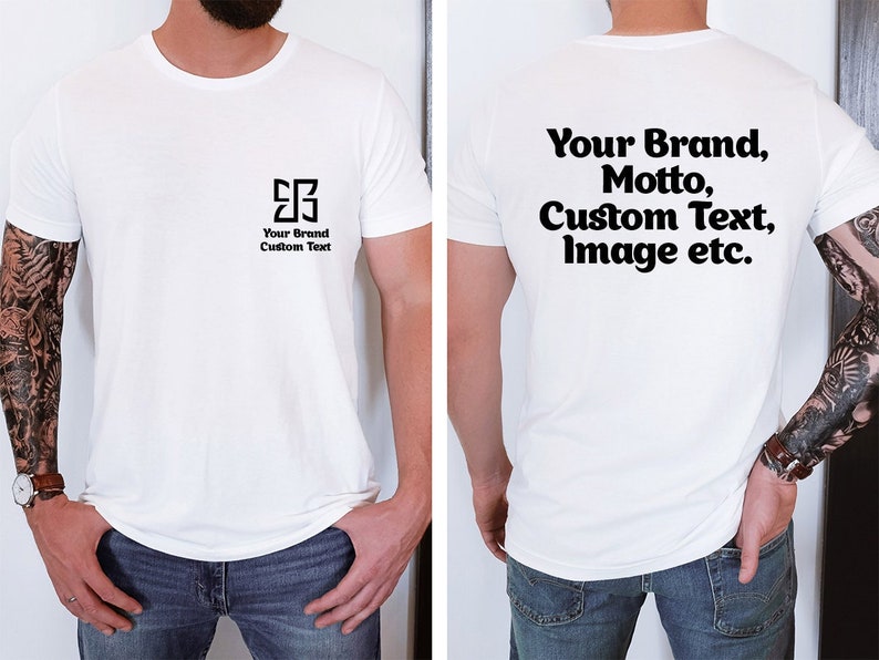 K&ouml;nnte beinhalten: Wei&szlig;es T-Shirt mit einem schwarzen Logo, das auf der Vorderseite "Your Brand, Custom Text" und auf der R&uuml;ckseite "Your Brand, Motto, Custom Text, Image etc." lautet.