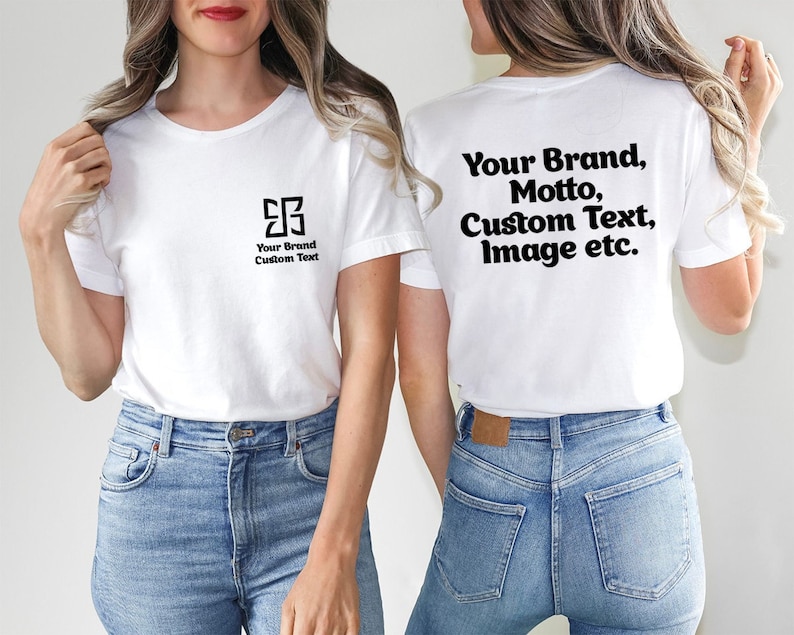 K&ouml;nnte beinhalten: Zwei wei&szlig;e T-Shirts, eines mit einem schwarzen Logo, auf dem "Your Brand, Custom Text" steht, und das andere mit schwarzem Text, auf dem "Your Brand, Motto, Custom Text, Image etc." steht.