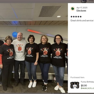 Puede incluir: Un grupo de personas que visten camisetas negras a juego con un dise&ntilde;o tem&aacute;tico de cumplea&ntilde;os. Una persona lleva una camisa blanca con el texto "I am Joe". Las camisetas presentan una cara de dibujos animados y el texto "Joe's 70th Birthday Crew".