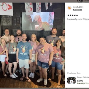 Puede incluir: Un grupo de personas que visten camisetas a juego con un gr&aacute;fico de cara de beb&eacute; y el texto "Fish it or die!" y "I'm 40!". Las camisetas son de varios colores, incluyendo gris, azul y rosa. El grupo est&aacute; reunido en un bar.