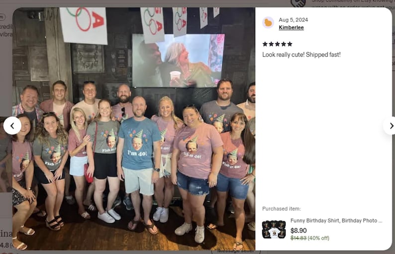 Puede incluir: Un grupo de personas que visten camisetas a juego con un gr&aacute;fico de cara de beb&eacute; y el texto "Fish it or die!" y "I'm 40!". Las camisetas son de varios colores, incluyendo gris, azul y rosa. El grupo est&aacute; reunido en un bar.