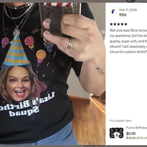 Puede incluir: Camiseta negra con la cara de una mujer con un gorro de fiesta y el texto invertido "Lisa's Birthday Squad". La camiseta est&aacute; decorada con globos de colores y accesorios de fiesta. Una rese&ntilde;a es visible a la derecha.