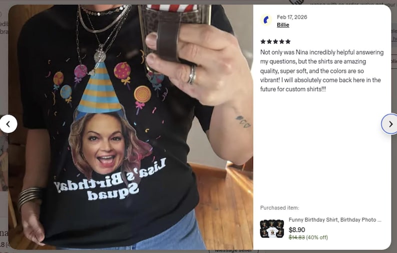 Puede incluir: Camiseta negra con la cara de una mujer con un gorro de fiesta y el texto invertido "Lisa's Birthday Squad". La camiseta est&aacute; decorada con globos de colores y accesorios de fiesta. Una rese&ntilde;a es visible a la derecha.