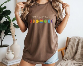 Chemise Comfort Colors® It's Not A Phase avec symboles de la fierté arc-en-ciel, vêtements respectueux de l'égalité LGBTQ+, t-shirt graphique favorisant la diversité