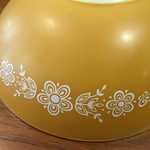 VINTAGE PYREX Butterfly Gold Yellow Floral Print 4QT Cinderella Nesting Bowl