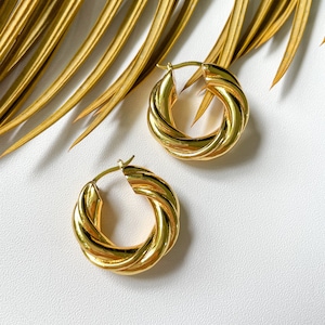 あい　Classic Hoops Thick Small Gold Gold Chunky Huggie Hoops L Classic Gold Huggies L Minimalist