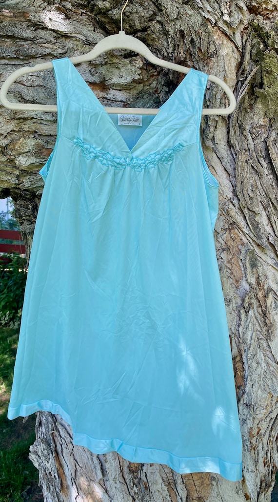 Light blue vintage Vanity Fair nightgown size small - Gem