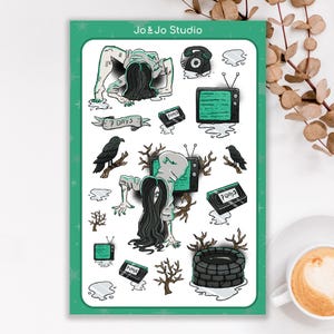 Op de afbeelding: Een groene stickerpagina met illustraties van een vrouw met lang haar, een vintage televisie, een put, een raaf en een VHS-band. De tekst "7 Days" staat op een banner en op de VHS-banden. De tekst "Jo & Jo Studio" staat bovenaan.