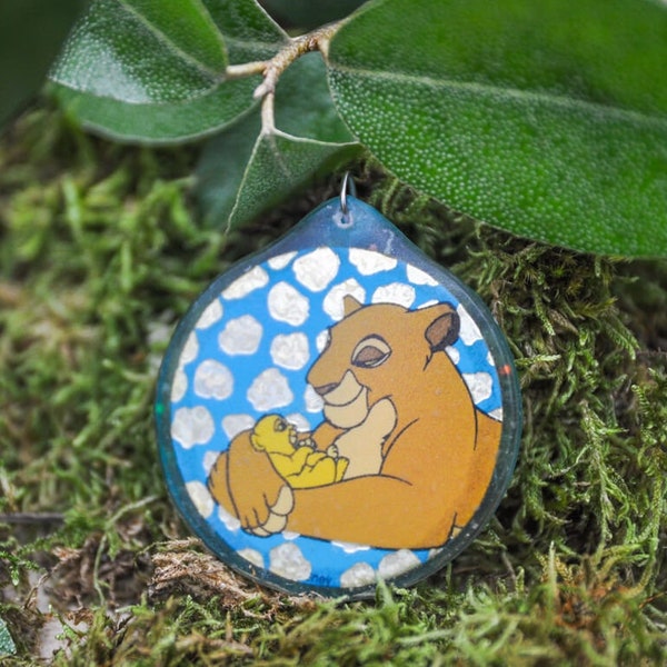 Pendentif Pog Le Roi Lion : Simba et Sarabi bleu