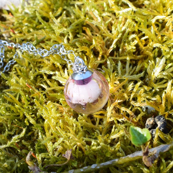 Collier "Fleur en verre", pendentif en résine avec inclusion de fleur rose en verre filée au chalumeau