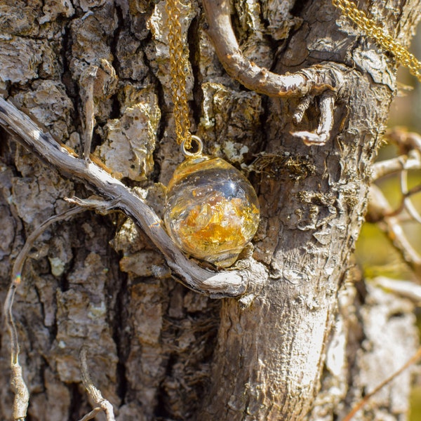 Collier "Bulle", pendentif feuilles d'or, verre et résine