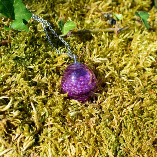 Collier "Bulle" pendentif micro billes violettes, verre et résine teintée violet