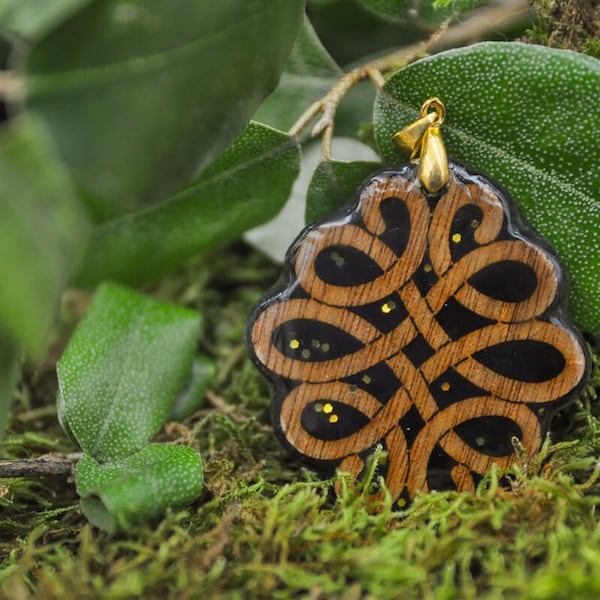 Pendentif fantaisie entrelacs celtique, en bois et résine noire