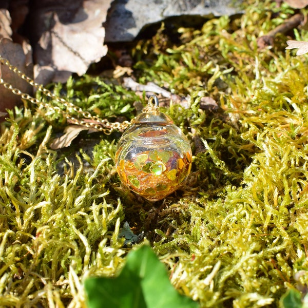 Collier "Bulle" pendentif paillettes coeur doré, microbilles oranges, verre et résine