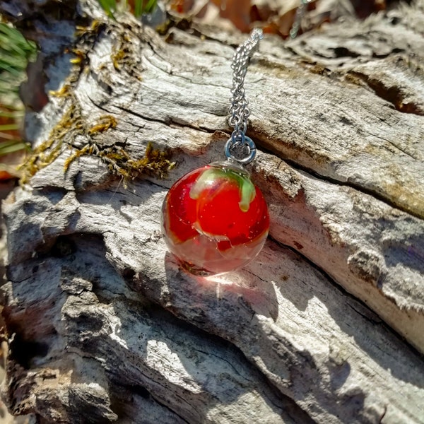 "Glass flower" necklace, resin pendant with inclusion of a red flower in flame-spun glass