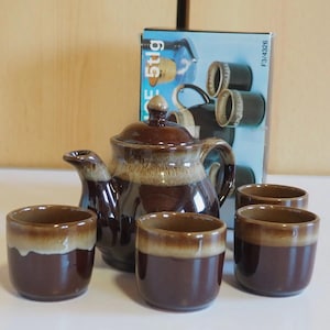 Zestaw do herbaty z ceramiki vintage, 5 elementów, czajniczek i 4 kubki, brązowo-beżowa, płynna glazura, styl lat 70., zestaw obiadowy retro, nieużywany, w oryginalnym opakowaniu