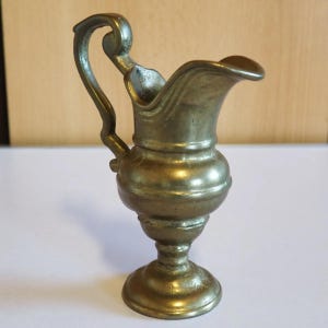 Vintage Messing Karaffe, Kleiner Zierkrug massiv, Antik-Stil Metallkrug, Messing Deko, Metallkunst, Landhaus Deko, Goldene Kanne