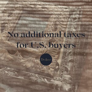 Puede incluir: Primer plano de un marco decorativo y ornamentado con un fondo marr&oacute;n texturizado. El texto "No additional taxes for U.S. buyers" se muestra en azul oscuro. Tambi&eacute;n es visible un logotipo circular con el texto "DiyaSanat".