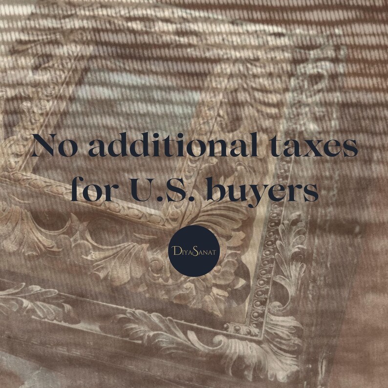 Puede incluir: Primer plano de un marco decorativo y ornamentado con un fondo marr&oacute;n texturizado. El texto "No additional taxes for U.S. buyers" se muestra en azul oscuro. Tambi&eacute;n es visible un logotipo circular con el texto "DiyaSanat".