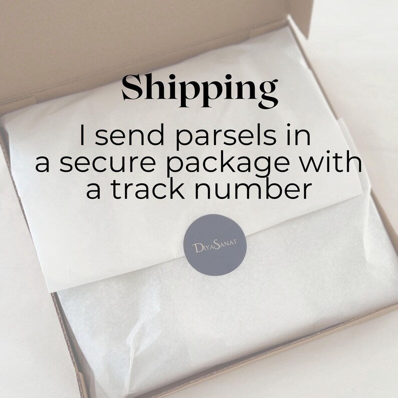 Puede incluir: Una caja de cart&oacute;n con papel de seda blanco en su interior. El texto "Shipping" est&aacute; en la parte superior, con el texto "I send parcels in a secure package with a track number" debajo. Una pegatina circular gris con "DiyaSanat" est&aacute; en el papel de seda.