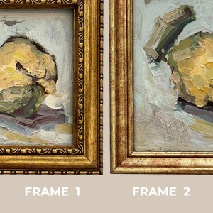 K&ouml;nnte beinhalten: Zwei &Ouml;lgem&auml;lde in verzierten Goldrahmen mit dicken, strukturierten Pinselstrichen in Gelb-, Gr&uuml;n- und Wei&szlig;t&ouml;nen. Die Kunstwerke zeigen abstrakte Blumen- oder Fruchtformen mit sichtbarer Impasto-Technik und einer Signatur auf dem zweiten Rahmen.