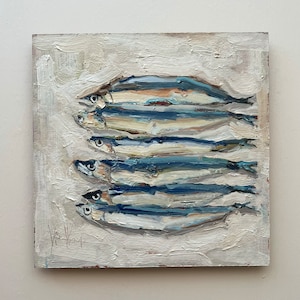 K&ouml;nnte beinhalten: Ein &Ouml;lgem&auml;lde auf quadratischer Leinwand mit f&uuml;nf horizontal ausgerichteten Fischen, die mit dicken, strukturierten Pinselstrichen in Blau-, Silber- und Wei&szlig;t&ouml;nen dargestellt sind. Der Hintergrund ist cremefarben und unten links befindet sich eine Signatur.