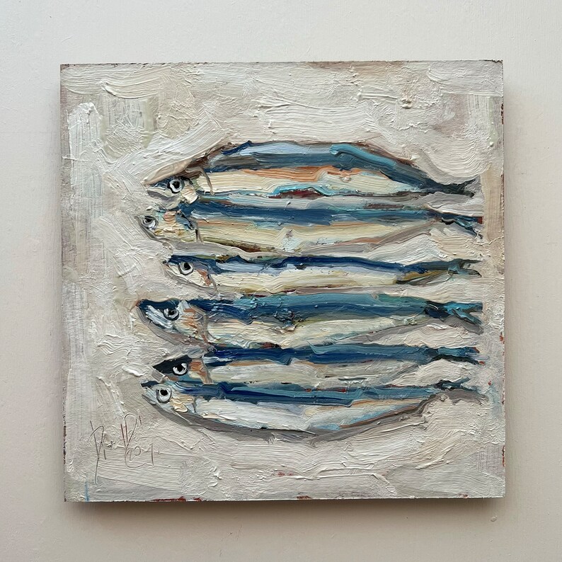K&ouml;nnte beinhalten: Ein &Ouml;lgem&auml;lde auf quadratischer Leinwand mit f&uuml;nf horizontal ausgerichteten Fischen, die mit dicken, strukturierten Pinselstrichen in Blau-, Silber- und Wei&szlig;t&ouml;nen dargestellt sind. Der Hintergrund ist cremefarben und unten links befindet sich eine Signatur.