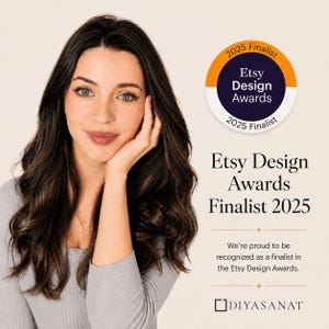 K&ouml;nnte beinhalten: Eine Person mit langem dunklem Haar tr&auml;gt ein graues Langarmshirt. Der Text lautet: 2025 Finalist Etsy Design Awards 2025 Finalist, Etsy Design Awards Finalist 2025, We're proud to be recognized as a finalist in the Etsy Design Awards, DIYASANAT.