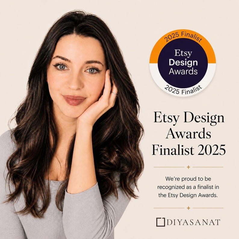 K&ouml;nnte beinhalten: Eine Person mit langem dunklem Haar tr&auml;gt ein graues Langarmshirt. Der Text lautet: 2025 Finalist Etsy Design Awards 2025 Finalist, Etsy Design Awards Finalist 2025, We're proud to be recognized as a finalist in the Etsy Design Awards, DIYASANAT.