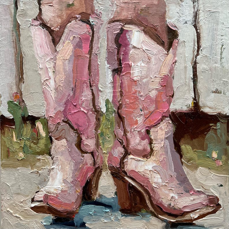 Puede incluir: Pintura al &oacute;leo de dos botas de vaquero rosas con tacones marrones. Las botas est&aacute;n pintadas con pinceladas visibles, lo que les da una apariencia texturizada. El fondo presenta toques de verde y blanco, lo que sugiere un entorno al aire libre.