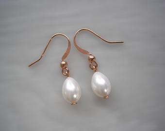 Delicados pendientes de perlas en forma de lágrima, perlas blancas marfil o negras en ganchos de plata, oro u oro rosa, pendientes colgantes de perlas para mujer.