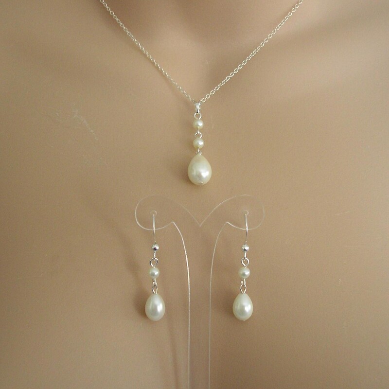 The Mila Pearl Detail Teardrop-Gold main image 1