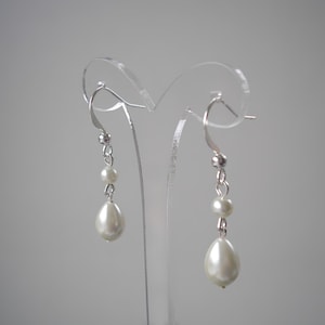 Zierliche Teardrop Perlenohrringe