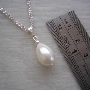 Conjunto de collar y pendientes de lágrima de perla, color marfil, crema, blanco o negro, con forma de pera y cadena chapada en plata o oro. imagen 7