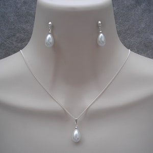 Stunningly simple and elegant teardrop pearl necklace & earrings jewellery set.
Handmade to order using 12mm quality glass pearl teardrops finished with 3mm plated balls.
The fine silver or gold plated chain fastens with a little lobster clasp.