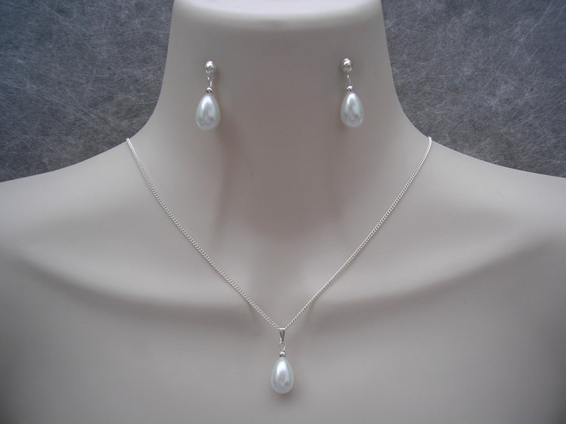 Stunningly simple and elegant teardrop pearl necklace & earrings jewellery set.
Handmade to order using 12mm quality glass pearl teardrops finished with 3mm plated balls.
The fine silver or gold plated chain fastens with a little lobster clasp.