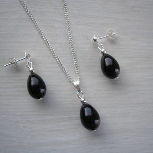 Conjunto de collar y pendientes de lágrima de perla, color marfil, crema, blanco o negro, con forma de pera y cadena chapada en plata o oro. Black / Silver