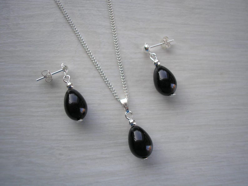 Conjunto de collar y pendientes de lágrima de perla, color marfil, crema, blanco o negro, con forma de pera y cadena chapada en plata o oro. Black / Silver