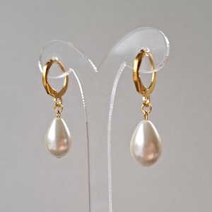 Teardrop Pearl Earrings on silver gold or rose gold fittings, Pear Shaped Pearl Earrings for Women Bridesmaids Weddings Brides, Gift for Her