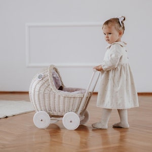 赤ちゃん用籐キャリッジ、白い籐とブナ材の人形用乳母車！環境に優しく、ビンテージの天然素材、ギフトに最適、高品質。