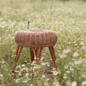 Taburete de mimbre para niños: Decoración bohemia ecológica de MUNIA